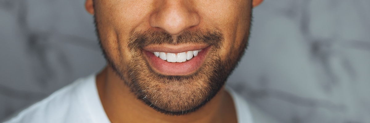 Reloj y factura eléctrica